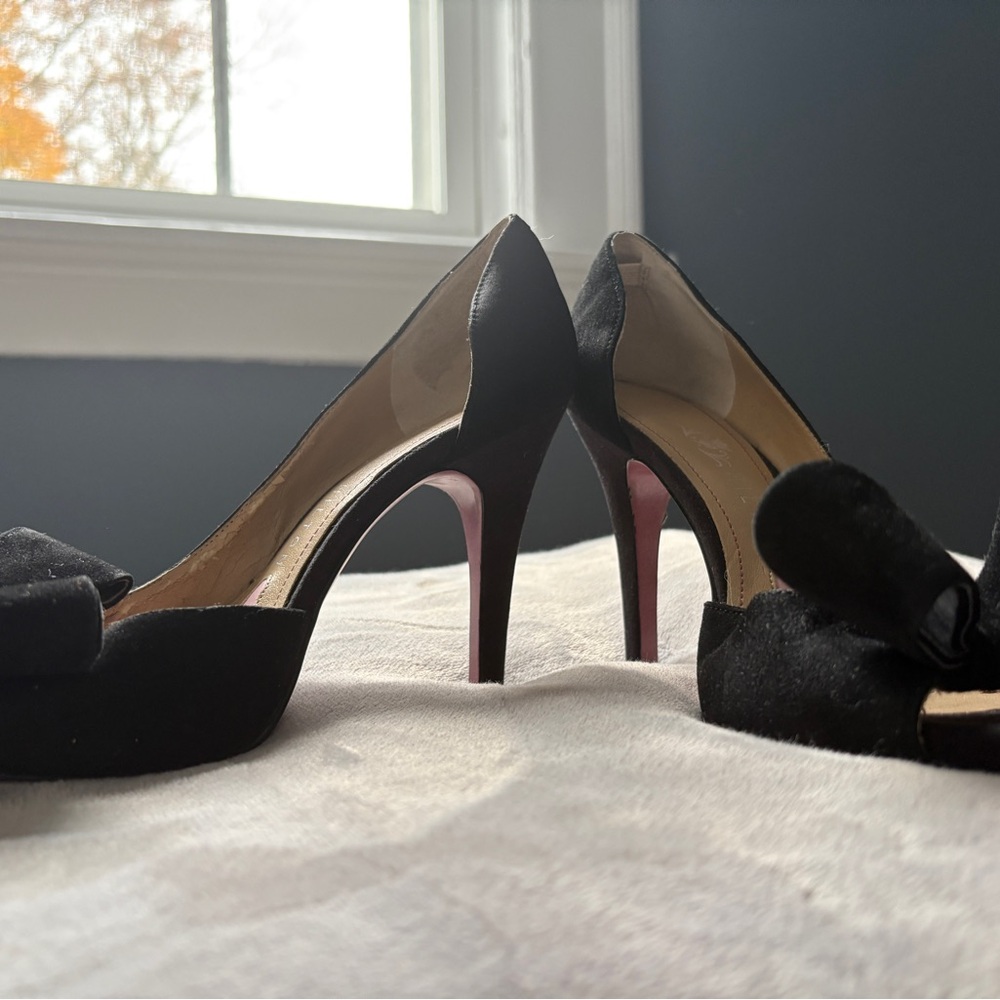 Paris Hilton Black velvet pumps